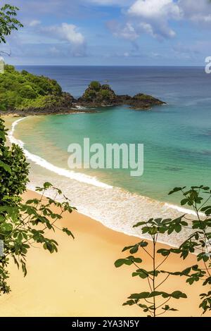 Fernando de Noronha, Brasilien. Türkisfarbenes Wasser rund um die Two Brothers Rocks, UNESCO-Weltkulturerbe, Brasilien, Südamerika Stockfoto