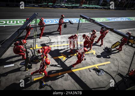 MELBOURNE, AUSTRALIEN, 24. MÄRZ: Scuderia Ferrari Boxencrew, bevor er 2024 den Großen Preis von Australien im Albert Park in Melbourne, Australien, Oceani gewann Stockfoto