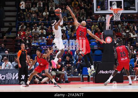 TJ Short (Paris Basketball) &amp; Shavon Shields (EA7 Emporio Armani Olimpia Milano) während der EA7 Emporio Armani Milano vs Paris Basketball, Basketball Euroleague Spiel in Mailand, Italien, 11. Oktober 2024 Credit: Independent Photo Agency Srl/Alamy Live News Stockfoto