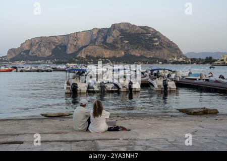 Mondello, Sizilien, 17. Juli 2023: Motorboote ankern an der kleinen lokalen Marina Stockfoto