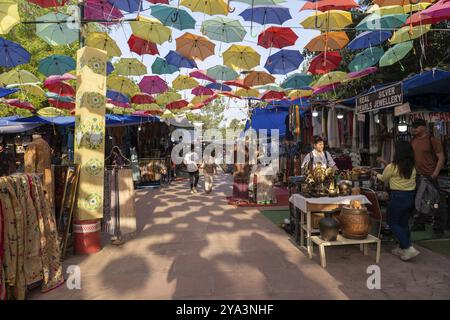 New Delhi, Indien, 11. April 2023: Menschen auf dem beliebten Dilli Haat Food and Craft Bazar, Asien Stockfoto