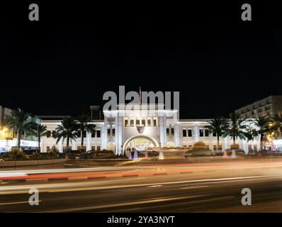 Berühmtes Wahrzeichen des bab al bahrain Square in der Altstadt von manama bei Nacht Stockfoto