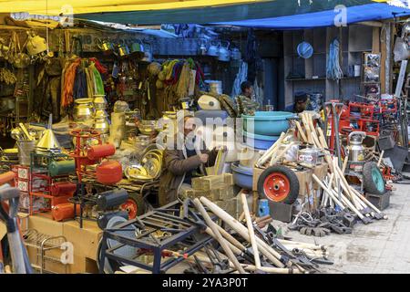 Leh, Indien, 02. April 2023: Menschen auf dem Moti-Markt im historischen Stadtzentrum Asiens Stockfoto