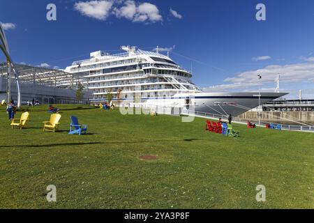 Rasen mit bunten Stühlen neben einem Kreuzfahrtschiff, Old Port, Montreal, Provinz Quebec, Kanada, Nordamerika Stockfoto