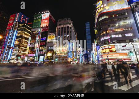 Shinjuku, Japan, 18. Mai 2019: Neonschilder beleuchten Tokios geschäftiges Stadtviertel Shinjuku bei Nacht entlang der Yasukuni-dori Ave mit Menschenmassen in Asien Stockfoto