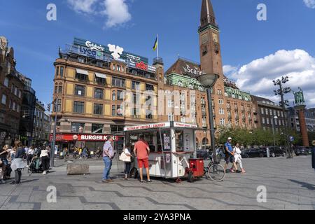 Kopenhagen, Dänemark, 14. Juli 2023: Kunden in einem traditionellen Hot Dog-Wagen auf dem Rathausplatz in Europa Stockfoto