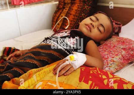 Dhaka, Bangladesch. Oktober 2024. Kinder werden am 11. Oktober 2024 in einem Krankenhaus in Dhaka, Bangladesch, medizinisch behandelt, da sie an Dengue leiden. Foto: Habibur Rahman/ABACAPRESS. COM Credit: Abaca Press/Alamy Live News Stockfoto