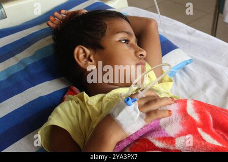 Dhaka, Bangladesch. Oktober 2024. Kinder werden am 11. Oktober 2024 in einem Krankenhaus in Dhaka, Bangladesch, medizinisch behandelt, da sie an Dengue leiden. Foto: Habibur Rahman/ABACAPRESS. COM Credit: Abaca Press/Alamy Live News Stockfoto