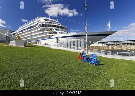 Rasen mit bunten Stühlen neben einem Kreuzfahrtschiff, Old Port, Montreal, Provinz Quebec, Kanada, Nordamerika Stockfoto