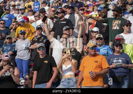 Fans beobachten, wie die Fahrer um die Position für die Wurth 400 in Dover, DE, USA, Nordamerika kämpfen Stockfoto