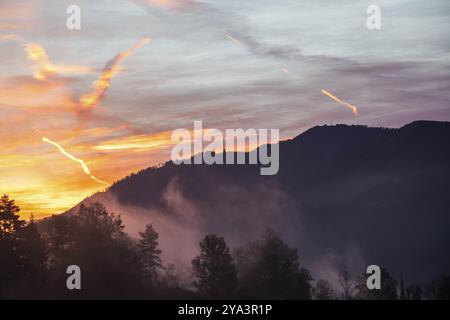 Sonnenaufgang, Herbstnebel zieht über eine Bergkette, Berg Mugel, Leoben, Steiermark, Österreich, Europa Stockfoto