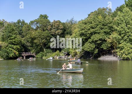 New York City, USA, 21. September 2019: Menschen in Ruderbooten auf dem See im Central Park, Nordamerika Stockfoto