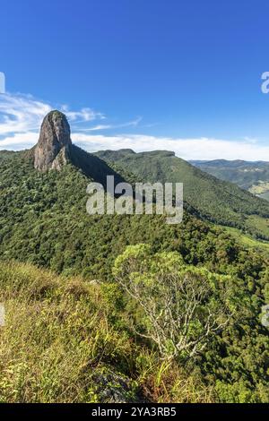 Pedra do Bau, Felsengipfel in Sao Bento do Sapucai, Brasilien. Südamerika Stockfoto