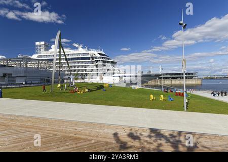 Promenade und Rasen mit bunten Stühlen neben einem Kreuzfahrtschiff, Old Port, Montreal, Provinz Quebec, Kanada, Nordamerika Stockfoto