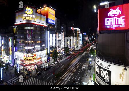 Shinjuku, Japan, 18. Mai 2019: Neonschilder beleuchten Tokios geschäftiges Stadtviertel Shinjuku bei Nacht entlang der Yasukuni-dori Ave mit Menschenmassen in Asien Stockfoto