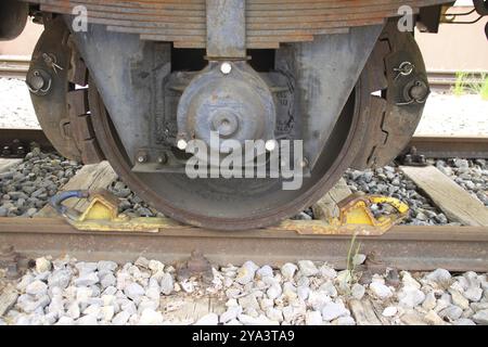 Der Eisenbahnwagen ist mit einer Bremsbacke gegen Wegrollen gesichert Stockfoto