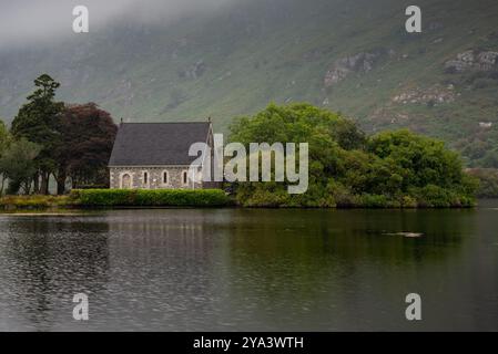 Das Oratorium der Heiligen Finbarrs spiegelt sich in den stillen Gewässern des gougane barra Nationalparks, irland Stockfoto