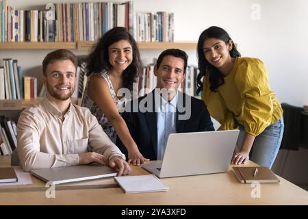 Ein multiethnisches Team indischer und lateinischer Kollegen, das sich für ein Porträt ausgibt Stockfoto