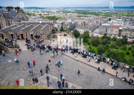 Touristen bewundern das Stadtbild von edinburgh von der Burg aus an einem bewölkten Tag Stockfoto