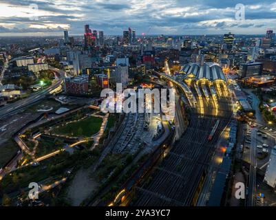 Luftbild der Skyline von Manchester bei Nacht mit dem Bahnhof Piccadilly. Stockfoto