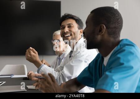 Motivierter junger Mann, Doktor, teilen lustige Ideen im Besprechungsraum Stockfoto