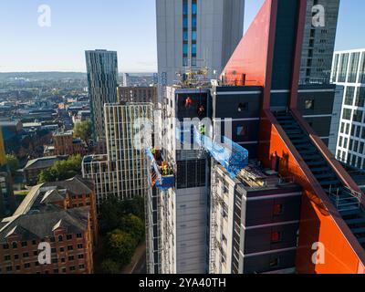 Luftbild von Bauarbeitern an der Spitze eines Hochhauses in Leeds, Großbritannien. Stockfoto