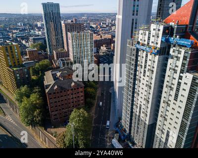 Luftbild von Bauarbeitern an der Spitze eines Hochhauses in Leeds, Großbritannien. Stockfoto