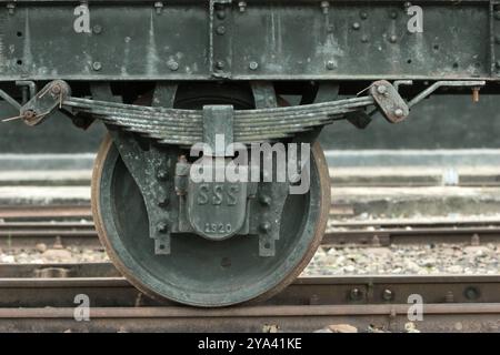 Ein Zugrad im Eisenbahnmuseum in Sawahlunto, einer ehemaligen Kohlebergbaustadt, die Ende des 19. Jahrhunderts von niederländischen Kolonialisten in Indonesien gegründet wurde. Stockfoto