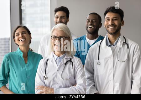 Fröhliches, motiviertes multirassisches Medizinsteam am Arbeitsplatz der Klinik Stockfoto