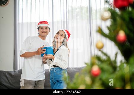 Potrait liebendes asiatisches Paar, das weihnachtsfeiertage feiert Stockfoto