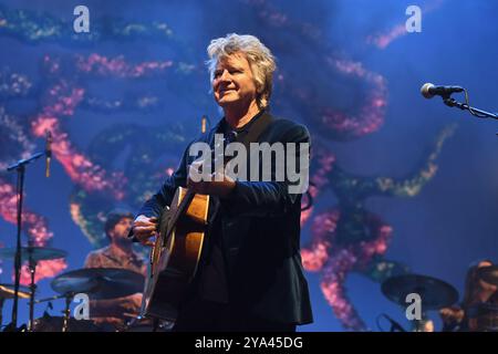 UK. Oktober 2024. LONDON, ENGLAND - 11. OKTOBER: Neil Finn von Crowded House tritt am 11. Oktober 2024 in der O2 Arena in Greenwich auf. CAP/MAR © MAR/Capital Pictures Credit: Capital Pictures/Alamy Live News Stockfoto