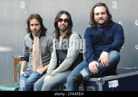 Mailand Italien 23/02/2008: Le Vibrazioni, die italienische Rockband, Francesco Sarcina Sänger, Stefano Verderi Gitarrist, Alessandro Deidda Drummer während der Fotosession in der Musical-Fernsehshow „Scalo 76“ Stockfoto