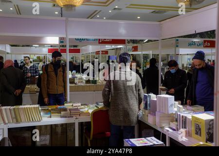 Gaziantep, Türkei. 24. Dezember 2021. In der südtürkischen Stadt Gaziantep wurde erstmals eine arabische Buchmesse eröffnet. Die erste Sitzung der „Gaziantep Arab Book Fair“ wurde von der International Association of Arab Book Publishers organisiert und von mehr als 100 Verlagen sowie Bildungszentren, Institutionen und Unternehmen aus verschiedenen türkischen Städten begleitet. Die Buchausstellung umfasst verschiedene Aktivitäten, kulturelle Veranstaltungen, Vorträge, Seminare sowie pädagogische Aktivitäten für Kinder, wobei prominente Persönlichkeiten der kulturellen Welt anwesend sind. Das m Stockfoto