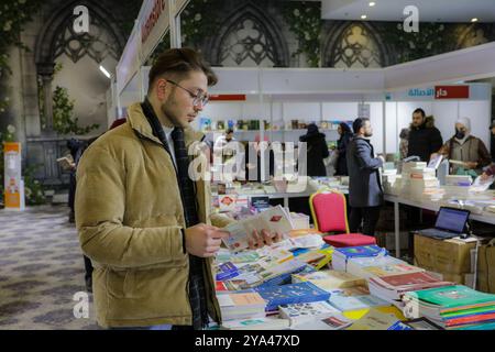 Gaziantep, Türkei. 24. Dezember 2021. In der südtürkischen Stadt Gaziantep wurde erstmals eine arabische Buchmesse eröffnet. Die erste Sitzung der „Gaziantep Arab Book Fair“ wurde von der International Association of Arab Book Publishers organisiert und von mehr als 100 Verlagen sowie Bildungszentren, Institutionen und Unternehmen aus verschiedenen türkischen Städten begleitet. Die Buchausstellung umfasst verschiedene Aktivitäten, kulturelle Veranstaltungen, Vorträge, Seminare sowie pädagogische Aktivitäten für Kinder, wobei prominente Persönlichkeiten der kulturellen Welt anwesend sind. Das m Stockfoto