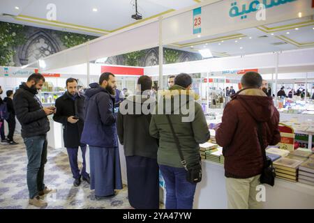 Gaziantep, Türkei. 24. Dezember 2021. In der südtürkischen Stadt Gaziantep wurde erstmals eine arabische Buchmesse eröffnet. Die erste Sitzung der „Gaziantep Arab Book Fair“ wurde von der International Association of Arab Book Publishers organisiert und von mehr als 100 Verlagen sowie Bildungszentren, Institutionen und Unternehmen aus verschiedenen türkischen Städten begleitet. Die Buchausstellung umfasst verschiedene Aktivitäten, kulturelle Veranstaltungen, Vorträge, Seminare sowie pädagogische Aktivitäten für Kinder, wobei prominente Persönlichkeiten der kulturellen Welt anwesend sind. Das m Stockfoto