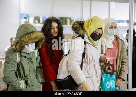 Gaziantep, Türkei. 24. Dezember 2021. In der südtürkischen Stadt Gaziantep wurde erstmals eine arabische Buchmesse eröffnet. Die erste Sitzung der „Gaziantep Arab Book Fair“ wurde von der International Association of Arab Book Publishers organisiert und von mehr als 100 Verlagen sowie Bildungszentren, Institutionen und Unternehmen aus verschiedenen türkischen Städten begleitet. Die Buchausstellung umfasst verschiedene Aktivitäten, kulturelle Veranstaltungen, Vorträge, Seminare sowie pädagogische Aktivitäten für Kinder, wobei prominente Persönlichkeiten der kulturellen Welt anwesend sind. Das m Stockfoto