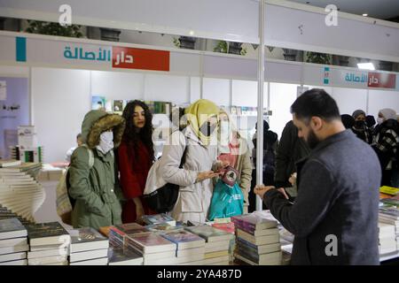 Gaziantep, Türkei. 24. Dezember 2021. In der südtürkischen Stadt Gaziantep wurde erstmals eine arabische Buchmesse eröffnet. Die erste Sitzung der „Gaziantep Arab Book Fair“ wurde von der International Association of Arab Book Publishers organisiert und von mehr als 100 Verlagen sowie Bildungszentren, Institutionen und Unternehmen aus verschiedenen türkischen Städten begleitet. Die Buchausstellung umfasst verschiedene Aktivitäten, kulturelle Veranstaltungen, Vorträge, Seminare sowie pädagogische Aktivitäten für Kinder, wobei prominente Persönlichkeiten der kulturellen Welt anwesend sind. Das m Stockfoto