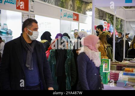 Gaziantep, Türkei. 24. Dezember 2021. In der südtürkischen Stadt Gaziantep wurde erstmals eine arabische Buchmesse eröffnet. Die erste Sitzung der „Gaziantep Arab Book Fair“ wurde von der International Association of Arab Book Publishers organisiert und von mehr als 100 Verlagen sowie Bildungszentren, Institutionen und Unternehmen aus verschiedenen türkischen Städten begleitet. Die Buchausstellung umfasst verschiedene Aktivitäten, kulturelle Veranstaltungen, Vorträge, Seminare sowie pädagogische Aktivitäten für Kinder, wobei prominente Persönlichkeiten der kulturellen Welt anwesend sind. Das m Stockfoto