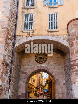 Das Tor von Barruc, die Straßen Barbacane und Paradis in Hyères, im Var, in der Provence, Frankreich. Stockfoto