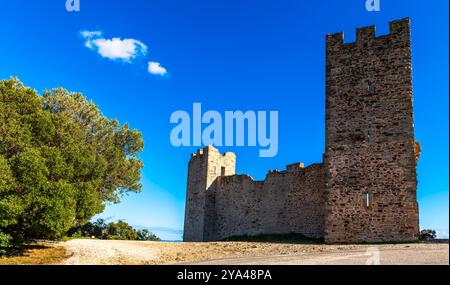 Auf einer Höhe von 200 m auf dem Hügel Castéou gelegen, dominiert die Burg die Stadt. In Hyères, im Var, in der Provence, Frankreich. Stockfoto