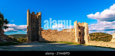 Auf einer Höhe von 200 m auf dem Hügel Castéou gelegen, dominiert die Burg die Stadt. In Hyères, im Var, in der Provence, Frankreich. Stockfoto