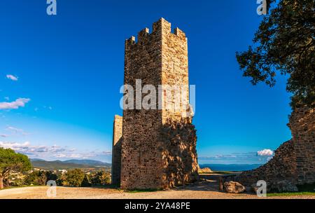 Auf einer Höhe von 200 m auf dem Hügel Castéou gelegen, dominiert die Burg die Stadt. In Hyères, im Var, in der Provence, Frankreich. Stockfoto