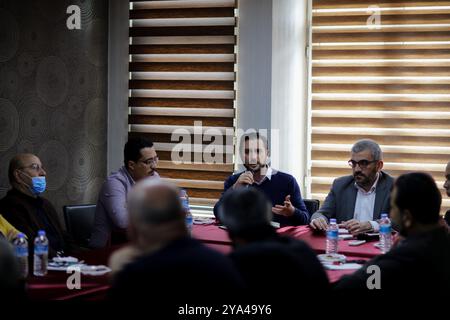 Gaziantep, Türkei. 28. November 2021. Tariq Al-Kurdi, Mitglied des von der Opposition geführten syrischen Verfassungsausschusses, und Khaled Al-Helou, Mitglied des Verfassungsausschusses syrischer Organisationen der Zivilgesellschaft, treffen sich in der südtürkischen Stadt Gaziantep. Während der Veranstaltung berichteten Herr Al-Kurdi und Herr Al-Helou über die jüngste sechste Gesprächsrunde zwischen Vertretern der syrischen Regierungen und den Co-Vorsitzenden der Opposition des syrischen Verfassungsausschusses und der Zivilgesellschaft in Genf, um eine neue Verfassung für Syrien zu erarbeiten. Bei den Gesprächen konnte kein Konsens darüber erzielt werden, wie man sich bewegen kann Stockfoto