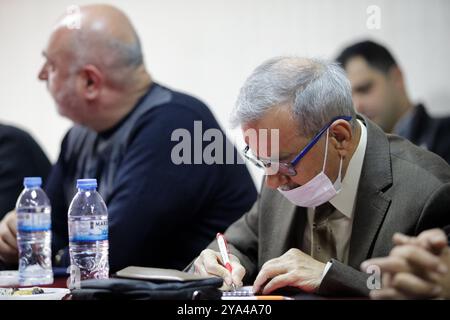 Gaziantep, Türkei. 28. November 2021. Tariq Al-Kurdi, Mitglied des von der Opposition geführten syrischen Verfassungsausschusses, und Khaled Al-Helou, Mitglied des Verfassungsausschusses syrischer Organisationen der Zivilgesellschaft, treffen sich in der südtürkischen Stadt Gaziantep. Während der Veranstaltung berichteten Herr Al-Kurdi und Herr Al-Helou über die jüngste sechste Gesprächsrunde zwischen Vertretern der syrischen Regierungen und den Co-Vorsitzenden der Opposition des syrischen Verfassungsausschusses und der Zivilgesellschaft in Genf, um eine neue Verfassung für Syrien zu erarbeiten. Bei den Gesprächen konnte kein Konsens darüber erzielt werden, wie man sich bewegen kann Stockfoto