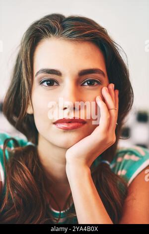 Porträt, Make-up und Retro mit Frau im Diner zum Entspannen, Warten auf Gastfreundschaft oder Service. Gesicht, Serious und Vintage mit selbstbewusstem Kundenkontakt Stockfoto