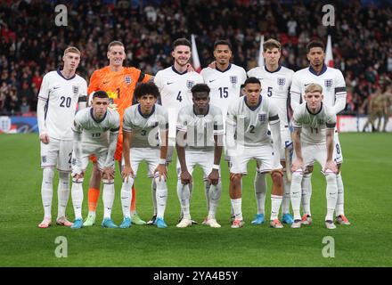 LONDON, ENGLAND - 10. OKTOBER: England Team Foto zurück Reihe:- Cole Palmer (Chelsea) aus England, Jordan Pickford (Everton) aus England, Declan Rice (Arsenal) aus England, Levi Colwill (Chelsea) aus England, John Stones (Manchester City) aus England und Jude Bellingham (Real Madrid) aus England. Vordere Reihe: Phil Foden (man City) aus England, Rico Lewis (Manchester City) aus England, Bukayo Saka (Arsenal) aus England, Trent Alexander-Arnold (Liverpool) aus England und Anthony Gordon (Newcastle) aus England. Während des Spiels der UEFA Nations League 2024/25 League B Gruppe B2 zwischen England und Griechenland am 10. Oktober 2024 in Stockfoto