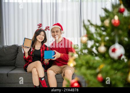 Romantisches asiatisches Paar teilt weihnachtsgeschenk Stockfoto