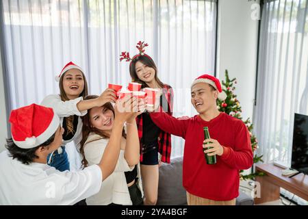 Jungs und Mädchen, die Gläser hochziehen, stoßen auf weihnachten an Stockfoto