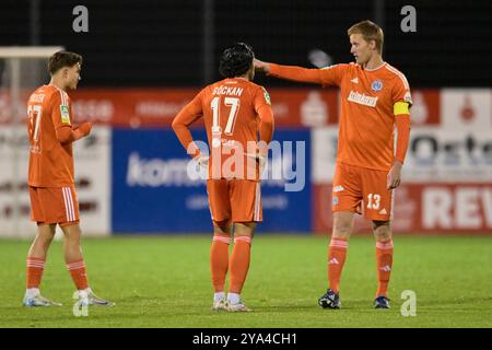 11.10.2024, Velbert, IMS Arena, Deutschland, Niederrhein Pokal, SSVg Velbert gegen MSV Duisburg DFB-Regionalliga West-Verordnungen verbieten jede Verwendung von Fotografien als Bildsequenzen und/oder Quasi-Video im Bild Patrick Sussek ( MSV Duisburg #37 ), Mert Göckan ( MSV Duisburg #17 ) und Gerrit Wegfkamp ( MSV Duisburg #13 ). Foto © Nordphoto GmbH/Freund Stockfoto