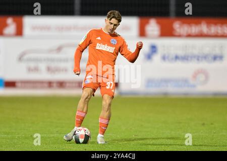 11.10.2024, Velbert, IMS Arena, Deutschland, Niederrhein Pokal, SSVg Velbert gegen MSV Duisburg DFB-Regionalliga West-Vorschriften verbieten jede Verwendung von Fotografien als Bildsequenzen und/oder Quasi-Video im Bild Patrick Sussek ( MSV Duisburg #37 ) am Ball. Foto © Nordphoto GmbH/Freund Stockfoto